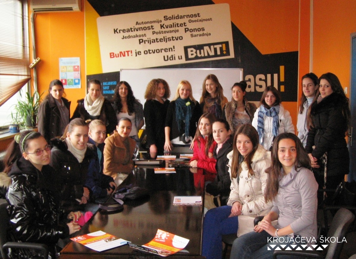 povodom-dana-devojcica-posetile-su-nas-ucenice-os-radoje-domanovic